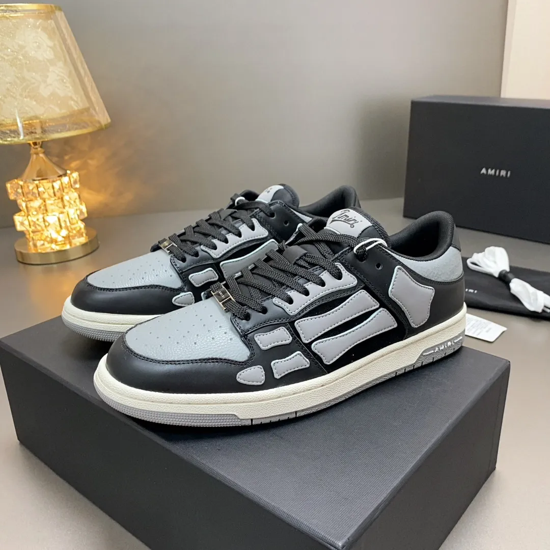 p580🐮🐮AMIRI Couple Style👑 The latest The Pacific Series Couple Style💀🦴Bone Stars Casual Sports Shoes Skateboard Shoes✔️ AMIRI's Pacific shoes are a sneaker that combines luxury and street style. Many celebrities and Internet celebrities have the same style. Its design and workmanship are very exquisite. Made of high-grade cow leather, soft to the touch and highly durable. 💎Fabrics: Original custom imported first-layer cowhide 💎Inner lining: Original customized breathable mesh 💎Foot: Original injection molded one-piece, comfortable, wear-resistant and not tiring for feet 💎Outsole: Original 1:1 molded three-color sole Original outsole 💎Sole thickness: 3CM 💎Size: Female 35-40 Male 39-46 💎Price; Top version 👑Special remarks Remark: (Female size 34 40 . Men's sizes 38 45 46 are customized and cannot be returned or exchanged. Please note when ordering! Thank you🤝🤝